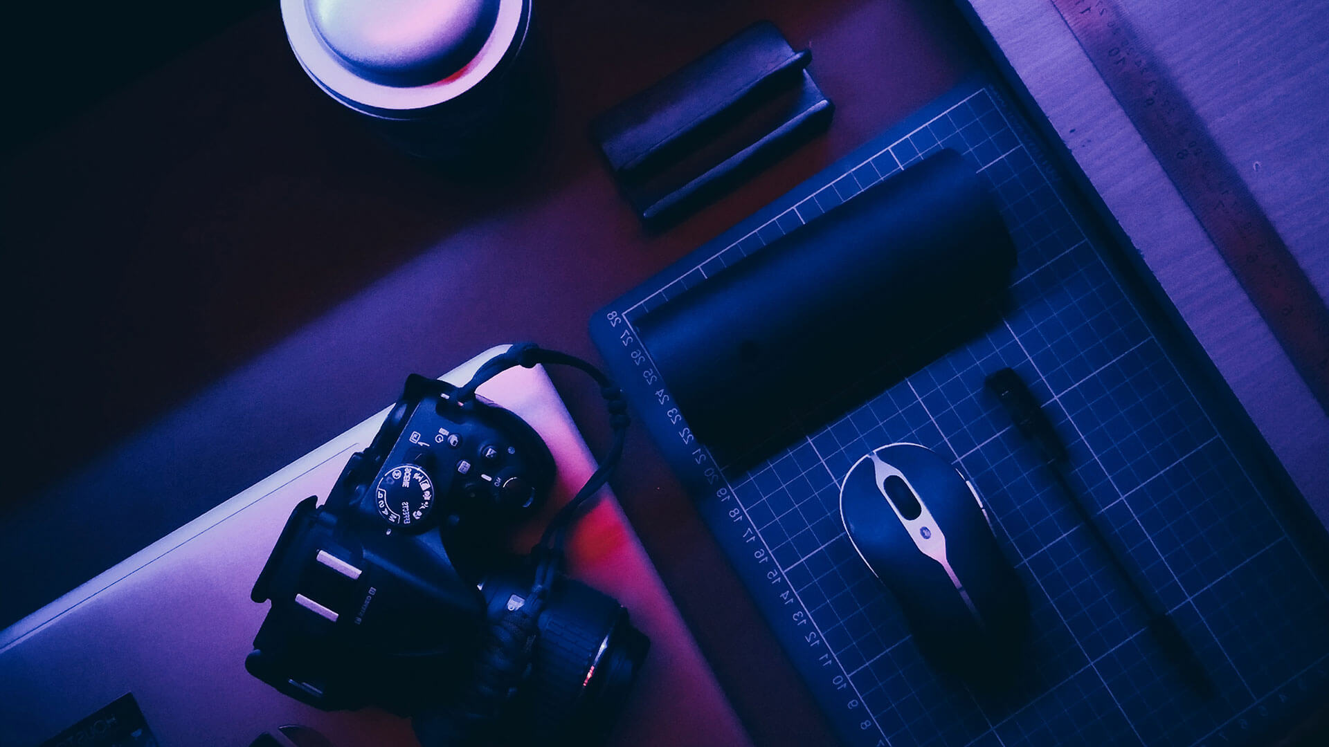 Espacio de trabajo creativo de UnityAgency con equipamiento profesional de fotografía y vídeo